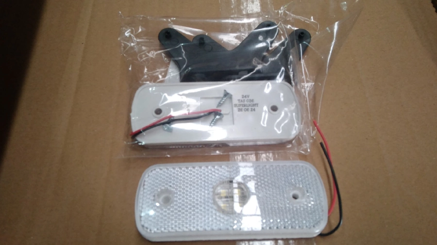 Marker Side Sallama Lamba (Dikdörtken) 4 LED'li Beyaz 24V Braketli Fraehauf Tip | OEM 026B24